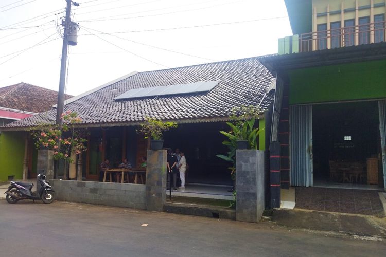 Panel surya terpasang di rumah pengrajin seni ukir relief di di Desa Senenan, Kecamatan Tahunan, Kabupaten Jepara. Foto diambil pada Jumat (1/7/2022).