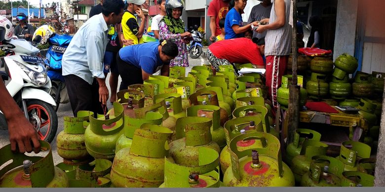 Warga Nunukan antri membeli Elpjji 3 kilogram di salah satu pangkalan di Nunukan, Jumat (11/5/2018).  Cuaca buruk membuat pengiriman Elpiji seret sehingga harga di tingkat pengecer mencapai Rp 50.000. 