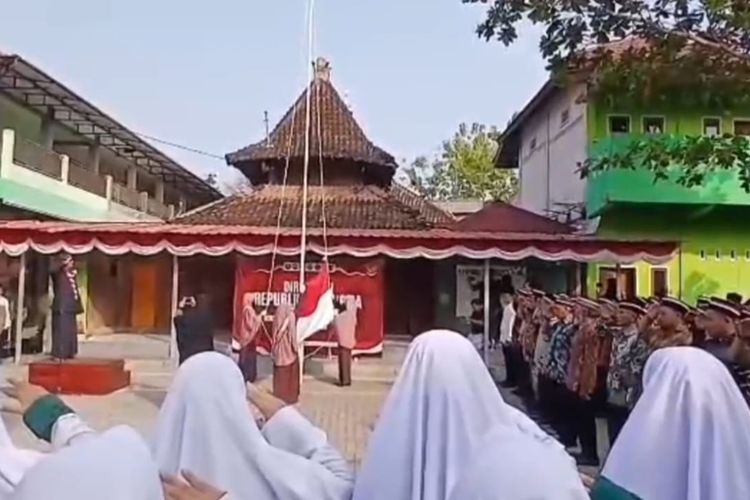 Pakai Batik dan Peci Merah Putih, Ratusan Eks Napi Teroris Ikuti Upacara HUT RI di Ngawi