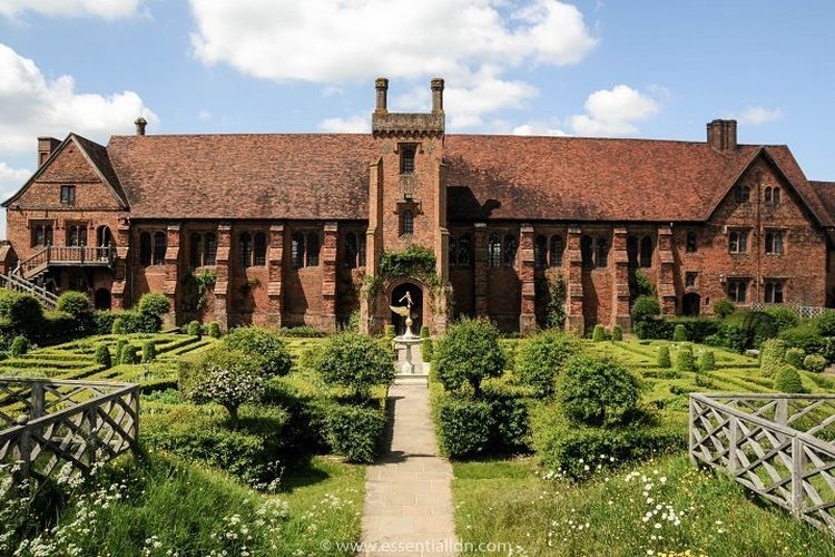 Hatfield House, salah satu lokasi syuting The Crown