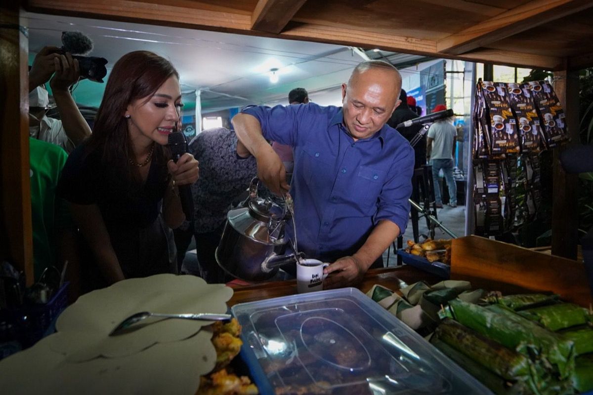 Menteri Koperasi dan Usaha Kecil Menengah (MenKopUKM), Teten Masduki dalam acara Launching Koperasi Konsumen Multipihak 'Slank Jurus Tandur' Slankops di Markas Slanker, Potlot III, Jakarta Selatan, Selasa (19/7/2022).