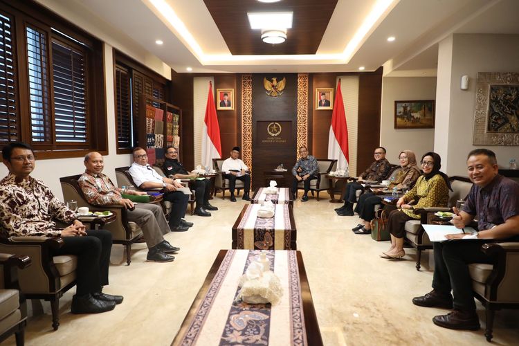 4 Kabinet Menteri Indonesia Maju melakukan rapat koordinasi di Kantor Kementerian Sekretaris Negara (Kemensesneg), Jakarta, Jumat (16/6/2023).