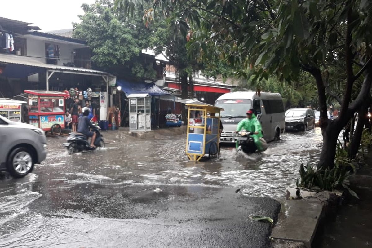 Jalan Patra, Kebon Jeruk, Jakarta Barat yang tergenang banjir pada Selasa (17/12/2019) petang 