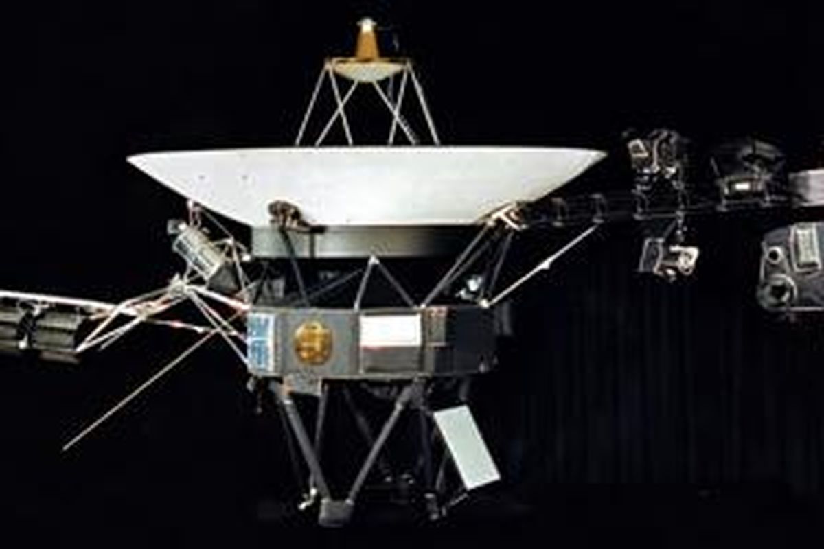 Satelit Voyager menempatkan cakram Golden Records di sis bawah