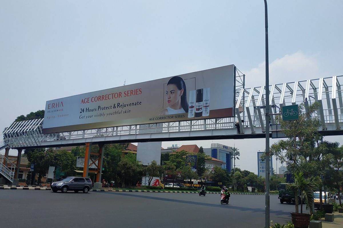 Jembatan penyeberangan orang (JPO) yang melintang dari kompleks kantor Pemerintah Kota Bekasi ke Stadion Patriot Candrabhaga, Jalan Jenderal Ahmad Yani, Bekasi Selatan, Rabu (9/10/2019). Jembatan ini dibangun dengan dana CSR, desainnya terinspirasi dari JPO Sudirman, Jakarta Selatan.
