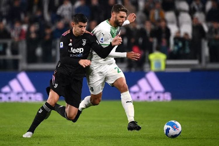 Alvaro Morata (kiri) berduel dengan Domenico Berardi (kanan) pada laga pekan ke-10 Liga Italia yang mempertemukan Juventus vs Sassuolo di Stadion Allianz, Turin, pada Kamis (27/10/2021) dini hari WIB.