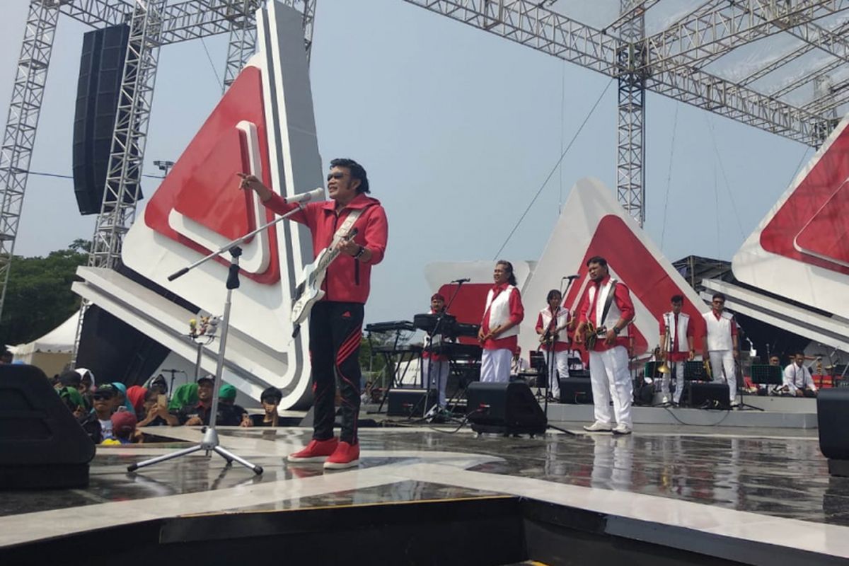 Rhoma Irama bersama Soneta Group tampil di acara Konser Kemerdekaan di Pantai Carnaval, Ancol, Jakarta Utara, Sabtu (18/8/2018).