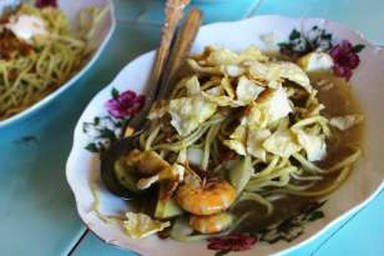 Kelezatan Mie dibalut kuah kaldu udang di Belitung. Belitung memang terkenal dengan olahan seafoodnya, salah satunya mie Belitung ini.