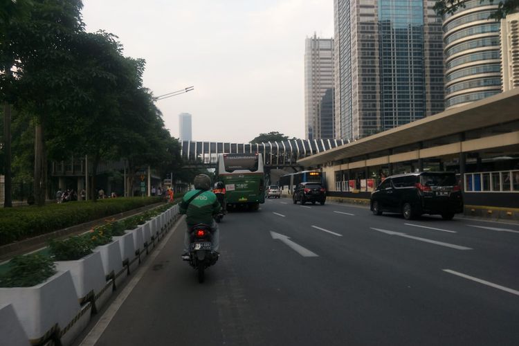 Ruas Jalan Sudirman-Thamrin Dekat Komplek Gelora Bung Karno terpantau ramai lancar, Sabtu (1/7/2023) sore.