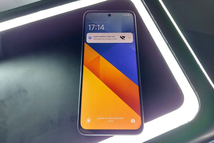 Poco M6 mengusung layar berbentang 6,79 inci dengan resolusi Full HD Plus (2.460 x 1.080 piksel), refresh rate 90 Hz, dan tingkat kecerahan (brightness) maksimum 550 nits.