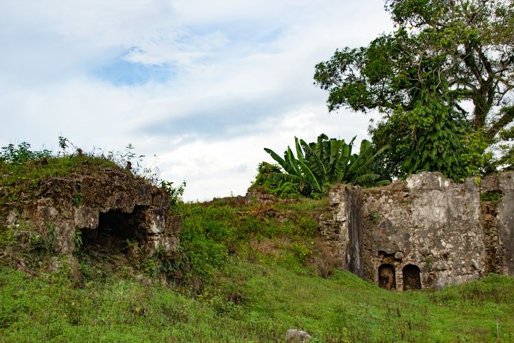 Benteng Revengie di Pulau Ay.
