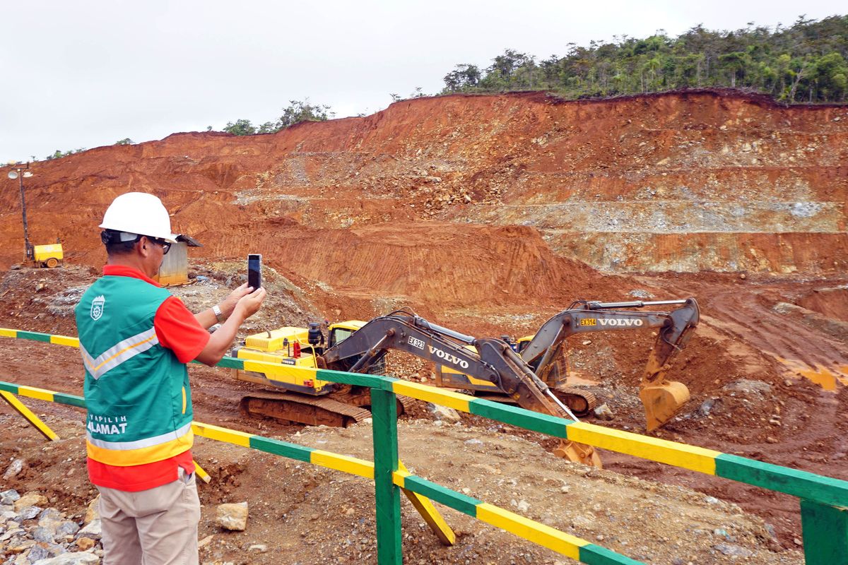 Direksi PT Gag Nikel, Aji Priyo Anggoro mengambil gambar di lokasi terbuka penambangan yang sementara berhenti beroperasi di Pulau Gag Distrik Waigeo Barat Kepulauan Kabupaten Raja Ampat, Papua Barat Daya, Minggu (8/6/2025). PT Gag Nikel memastikan bahwa operasional pertambangan dijalankan sesuai prinsip pertambangan berkelanjutan dan kaidah lingkungan hidup yang berlaku dengan melakukan upaya reklamasi pasca penambangan serta pengolahan limbah yang telah melalui uji baku mutu sehingga tidak menimbulkan dampak ekologis.