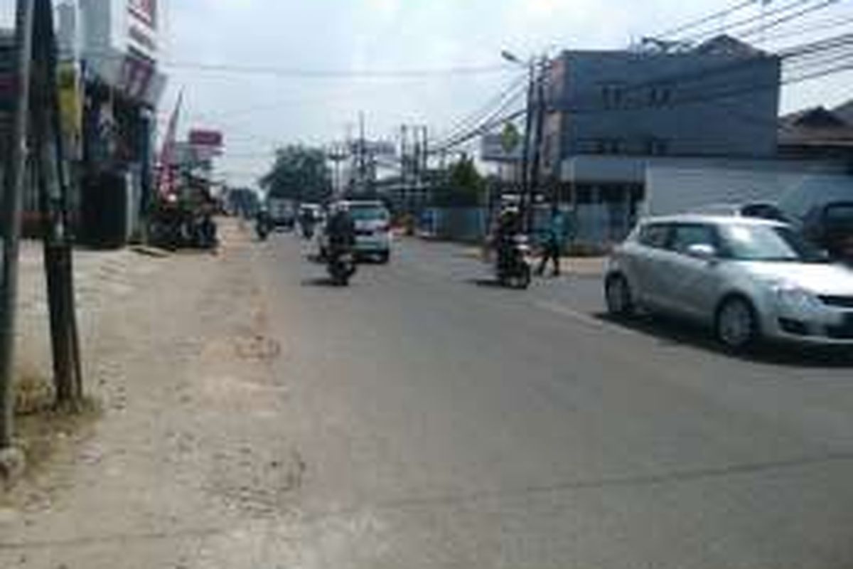 Kondisi Jalan Pahlawan Revolusi, Kelurahan Pondok Bambu, Kecamatan Duren Sawit, Jakarta Timur, Kamis (4/8/2016). Di jalan ini setiap tengah malam jadi lokasi rawan tawuran yang melibatkan geng motor. 