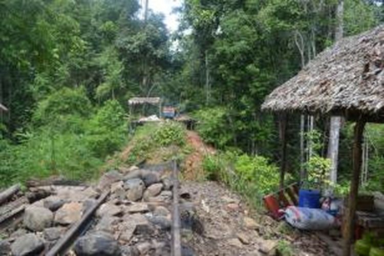 Salah seorang masinis Molek (Sejenis lori bermesin diesel) memindahkan barang warga dari satu bukit ke bukit  lainnya menggunakan kawat seling