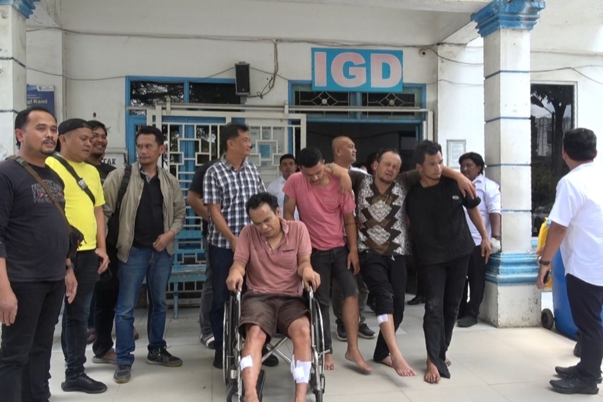 Karo, kompas. com, keempat pelaku perampokan bermous sebagai polisi pasca diberikan pengobatan di Rumah Sakit Umum Daerah (RSUD) Kabanjahe, Kabupaten Karo, Sumatera Utara.