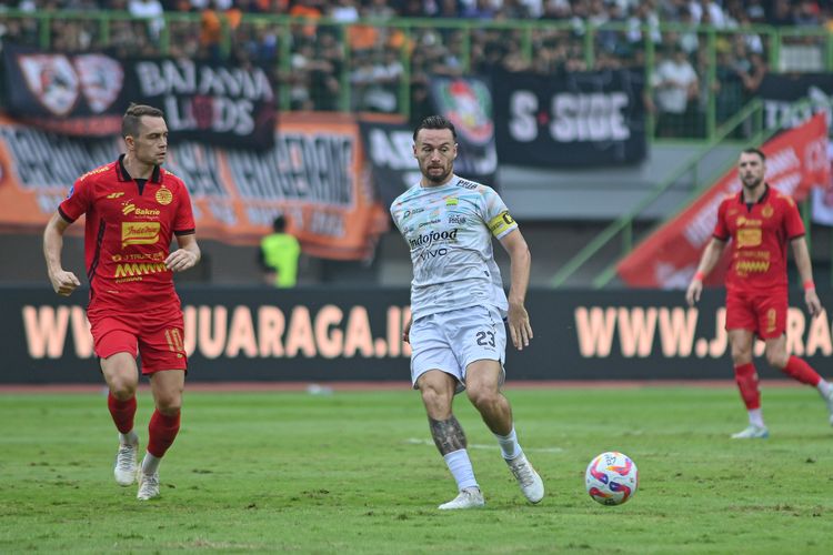 Kapten Persib Bandung Marc Klok menguasai bola dibayangi pemain Persija Jakarta Maciej Gajos pada laga yang berkesudahan 2-2 di pekan ke-23 Liga 1 2024-2025, Minggu (23/2/2025) di Stadion Stadion Patriot Candrabhaga, Bekasi.