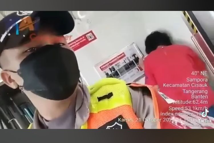 Sebuah video memperlihatkan seorang penumpang kereta rel listrik (KRL) diduga berperilaku tidak menyenangkan kepada petugas KRL. Video tersebut diunggah akun @drama.kereta pada Jumat (22/10/2021).