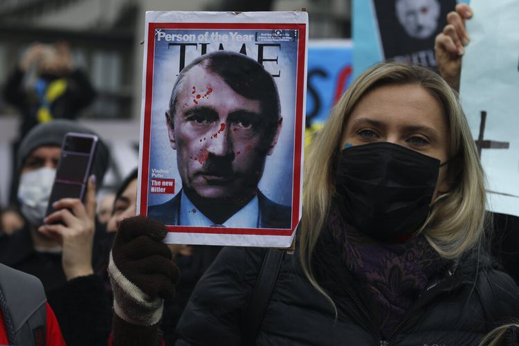 Seorang wanita memegang plakat ketika orang-orang termasuk orang Ukraina memprotes invasi Rusia ke Ukraina, Turki, Sabtu, 26 Februari 2022. 