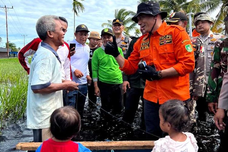 Bupati Kepulauan Meranti saat menemui warga yang dilanda banjir di Kecamatan Rangsang Barat, Kabupaten Kepulauan Meranti, Riau, Selasa (15/11/2022).