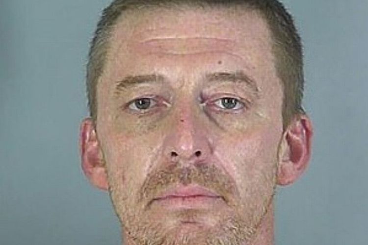 Michael Boatman, seorang pria di Spartanburg, Amerika Serikat (AS), yang ditangkap dalam keadaan telanjang dengan alat kelaminnya hanya tertutup kantong plastik. Dia mengaku berjalan bugil sebagai hukuman selingkuh dari istri.