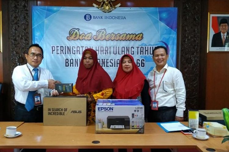 Perwakilan kelompok tani wanita dan pembatik secara simbolis menerima bantuan gawai dari BI Kpw Tegal Jawa Tengah.