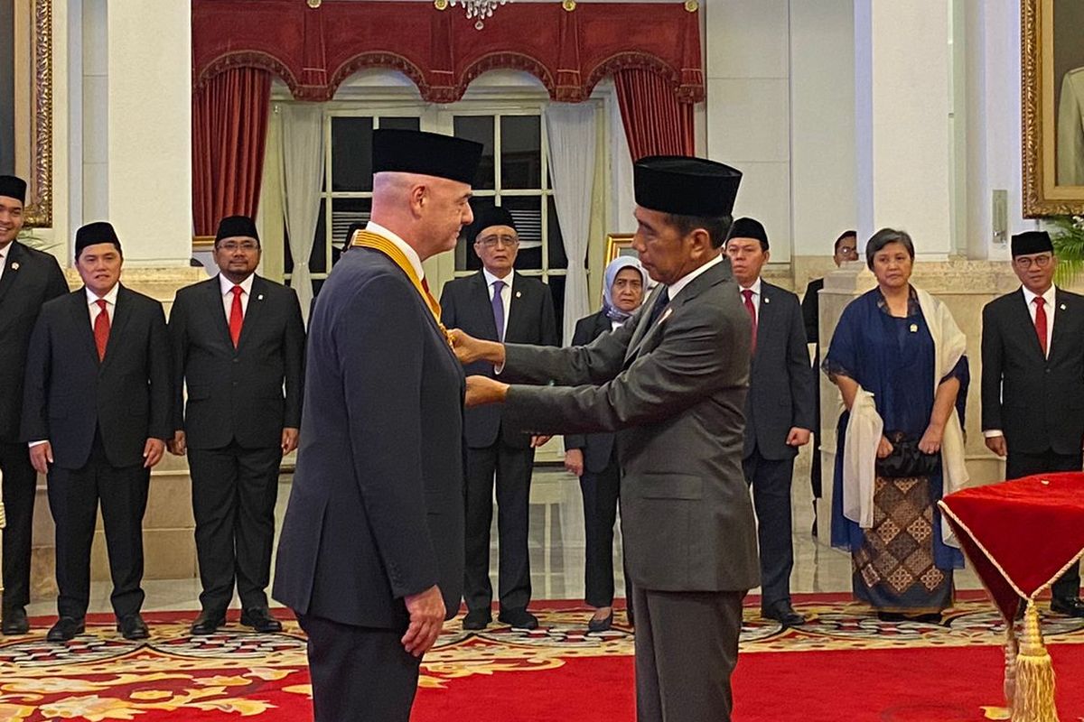 Presiden Joko Widodo menganugerahkan tanda kehormatan bintang jasa pratama kepada Presiden federasi sepak bola dunia (FIFA) Gianni Infantino di Istana Negara pada Jumat (10/11/2023).