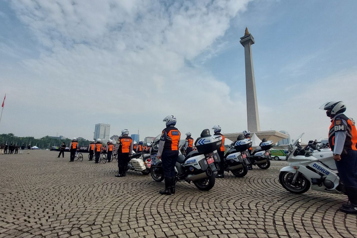 Upacara Hari Perhubungan Nasional (Harhubnas) Tahun 2022 Tingkat Provinsi DKI Jakarta digelar di halaman Monumen Nasional (Monas) di Jakarta Pusat, pada Sabtu (17/9/2022). 