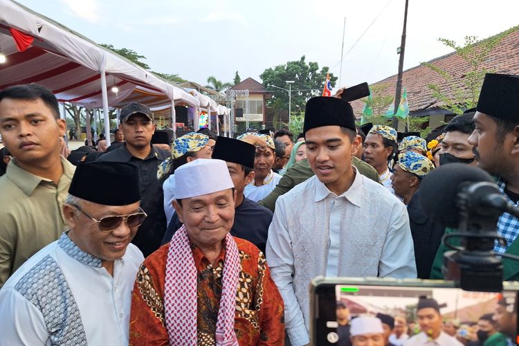 Ulama sekaligus pendiri dan pengasuh Pondok Pesantren Cadangpinggan, KH Abdul Syakur Yasin dan Ketum PSI Kaesang Pangarep di Indramayu, Jawa Barat, Jumat (20/10/2023).