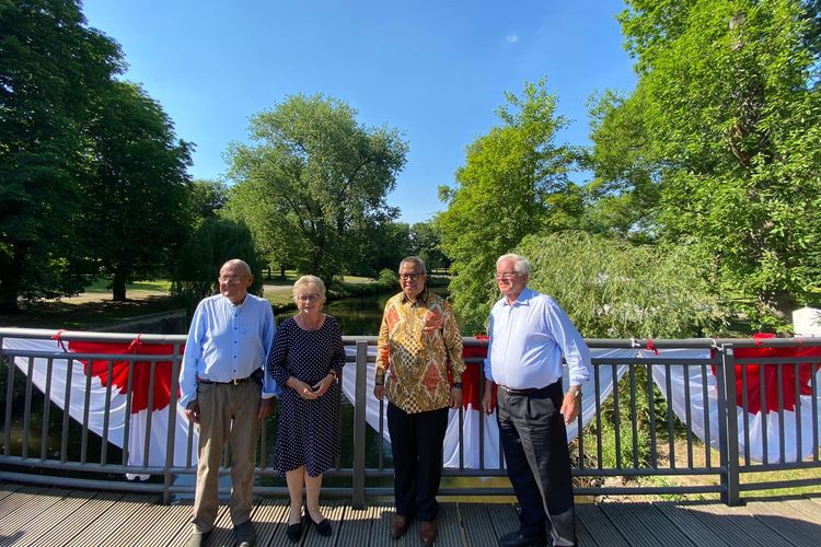 Konjen RI Hamburg Ardian Wicaksono (kedua dari kanan) dan Wakil Wali Kota Braunschweig Annegret Ihbe (kedua dari kiri) berpose setelah meresmikan Jembatan Bandung di Taman Kota Braunschweig, Jerman, pada Jumat (18/6/2021).