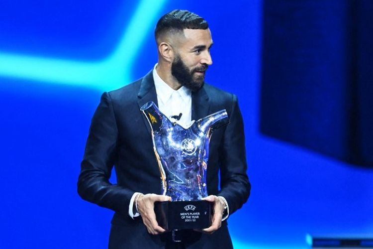 Bomber Real Madrid, Karim Benzema, mengangkat trofi Pemain Terbaik UEFA di acara penghargaan UEFA di Istanbul, Turkiye, pada 25 Agustus 2022.