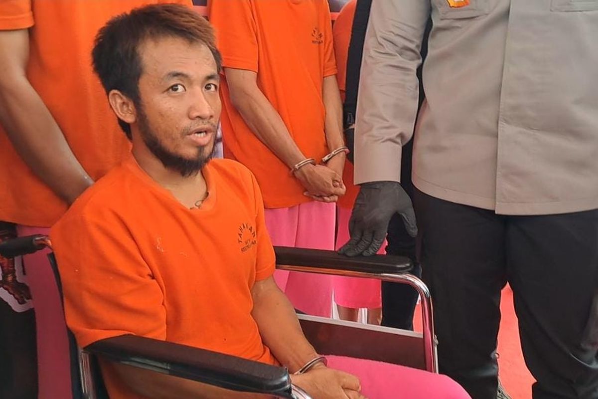 Toto (27), kapten dari komplotan rampok minimarket sedang duduk di kursi roda lantaran kakinya ditembak polisi karena melawan petugas. 
