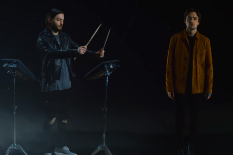 Alesso dan Liam Payne dalam video musik Midnight (Cosmic Performance Video).