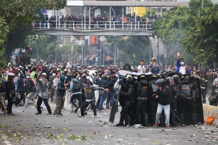Kericuhan terjadi saat demonstrasi menolak UU Cipta Kerja di kawasan Istana Negara, Jakarta, Kamis (8/10/2020).