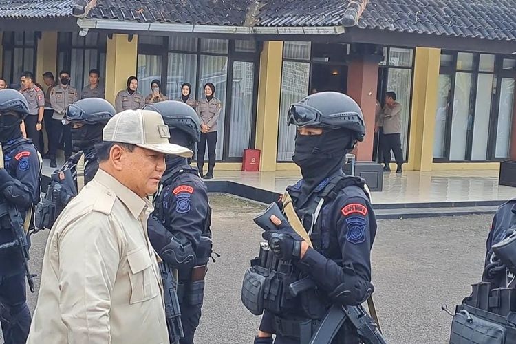 Momen Menteri Pertahanan Prabowo Subianto mengecek kesiapan personil Brimob di Gedung Sespim Lemdiklat Polri, Lembang, Jawa Barat, Jumat (16/6/2023). 