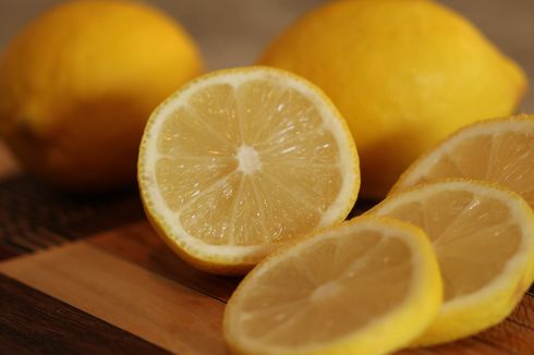 6 Manfaat Lemon untuk Membersihkan dan Menghilangkan Bau di Rumah