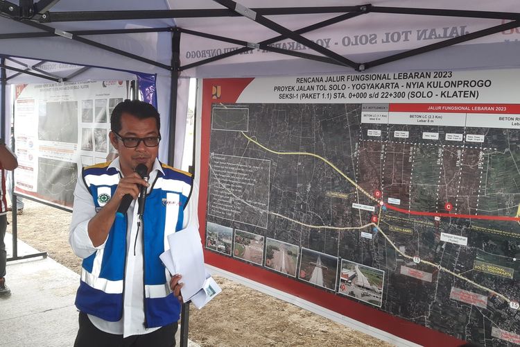 Direktur Utama PT Jogjasolo Marga Makmur, Suchandra Paganda Hutabarat di sela-sela meninjau kesiapan Jalan Tol Solo-Yogyakarta menyambut Lebaran 2023 di Banyudono, Boyolali, Jawa Tengah, Kamis (13/4/2023).
