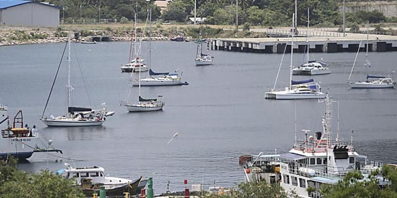 Kapal layar peserta Sabang Marine Festival 2016 bersandar di Teluk Sabang, Sabang, Aceh, Selasa (26/4/2016). Sabang menjadi salah satu andalan Provinsi Aceh untuk menarik minat kunjungan wisatawan. Namun, obyek wisata di Sabang dianggap belum banyak variasi, yakni hanya mengenai laut, seperti pantai dan bawah laut. Kondisi ini membuat kunjungan wisatawan cenderung singkat, yakni rata-rata 2-3 hari. 