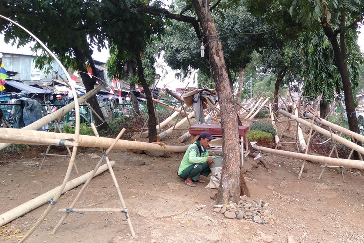 Penjual batang pohon pinang untuk lomba 17 Agustus. Mereka berjualan di kawasan Manggarai, Jakarta Selatan, Jumat (16/8/2019)