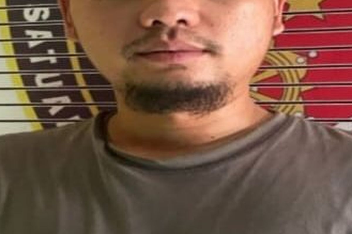 Tersangka Irham Rico Pambudi yang nekat mengancam membunuh ibu kandungnya sendiri di kota Lubuklinggau, Sumatera Selatan.