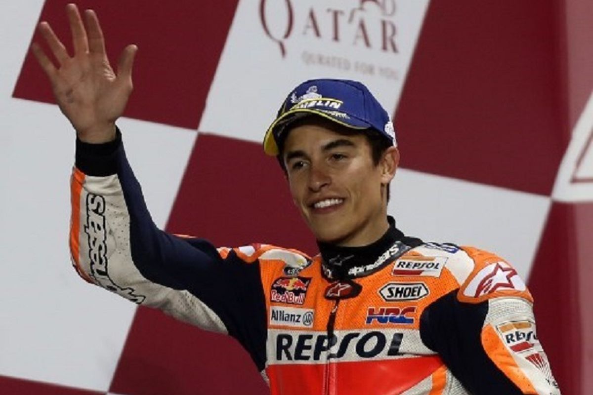 Pebalap Repsol Honda, Marc Marquez, menyapa penggemarnya dari podium pada MotoGP Qatar 2019 di Sirkuit Losail, 10 Maret 2019. 