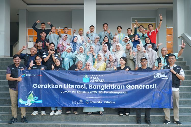 Para guru SDI Pembangunan, Pamulang, berfoto bersama tim Kompas.com dalam program Jagat Literasi, Ekspedisi dari Kata ke Nyata pada Jumat (29/8/2025).