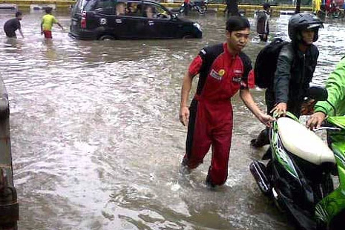 Mekanik Yamaha membantu konsumen ke dealer di Cempaka Putih.