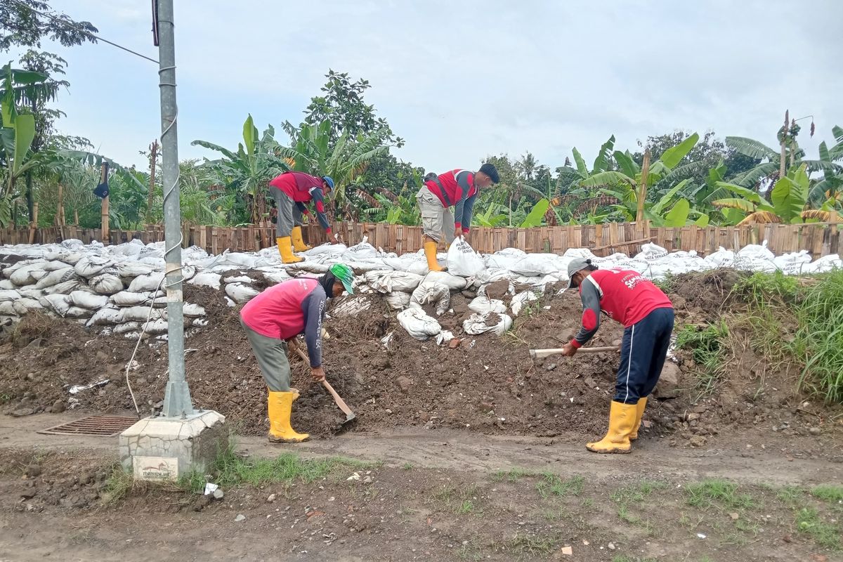 Pemasangan sandbag&nbsp;dan kisdam untuk memperkuat tanggul di sepanjang Kali Babon.