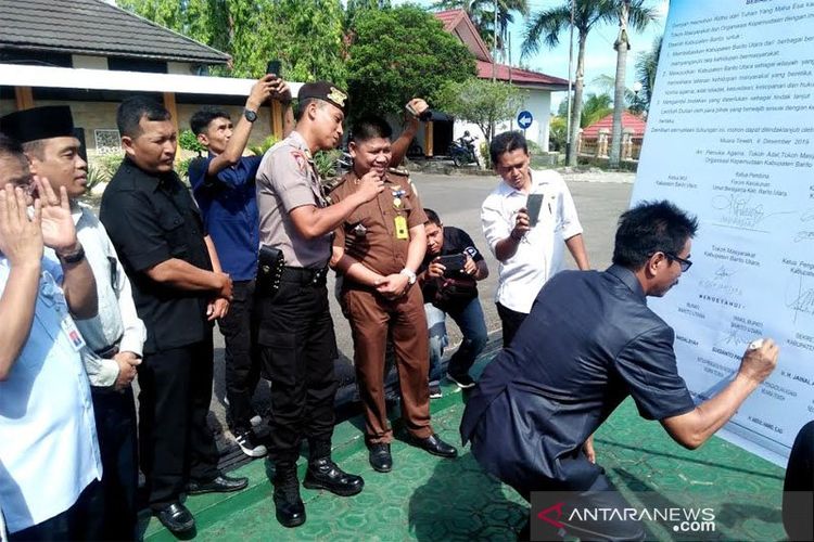 Wakil Bupati Sugianto Panala Putra menandatangani deklarasi Kabupaten Barito Utara bebas lokalisasi prostitusi 2020, di halaman kantor bupati di Muara Teweh, Rabu (4/12/2019).