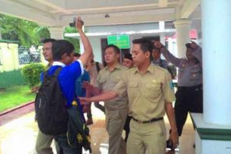 Tampak PNS dan beberapa pengawal Wali Kota BEngkulu, Helmi Hasan, menghalau wartawan