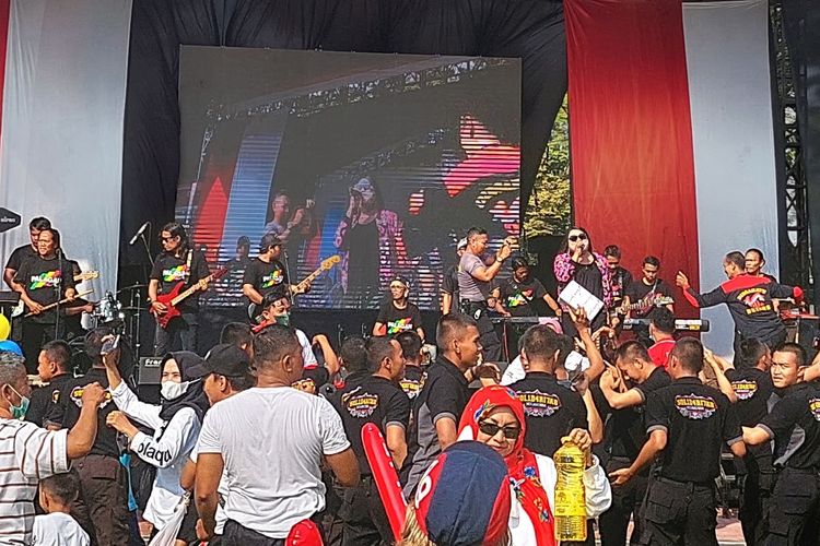 Sembari menikmati hiburam musik, peseta jalan santai di Mapolres Salatiga mendapatkan doorprize