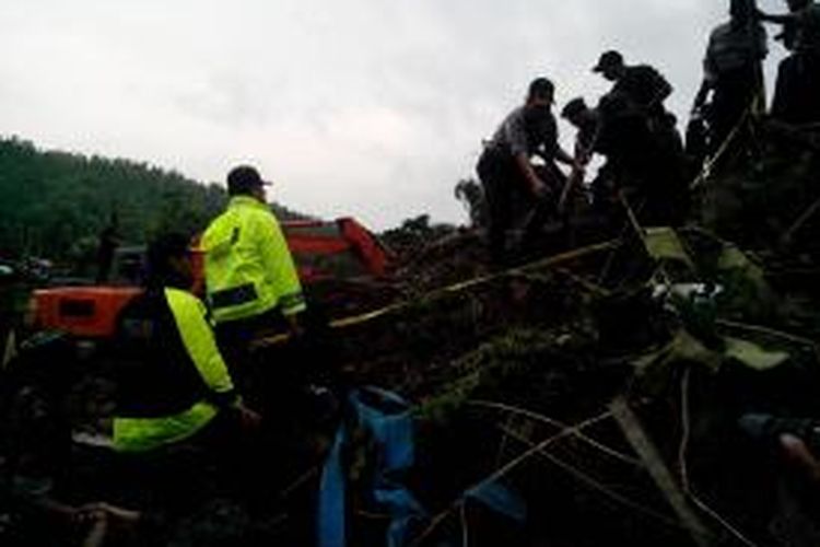 Personil polisi dan TNI di di lokasi tanah longsor Dusun Kopen, Desa Ngrimbi, Kecamatan Bareng, Jombang, Rabu (29/1/2014).