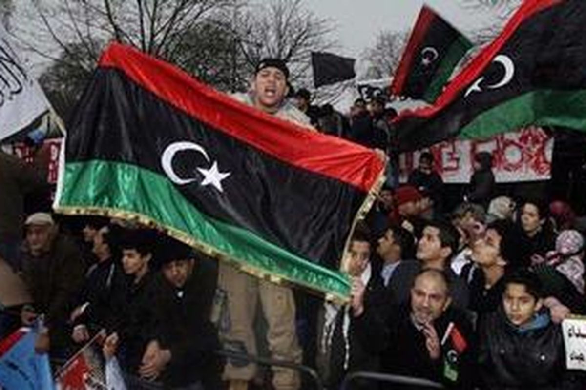 Para pengunjukrasa mengutuk kebengisan rezim Muammar Khadafi di Kedutaan Besar Libya di London, 20 Februari 2011. 
