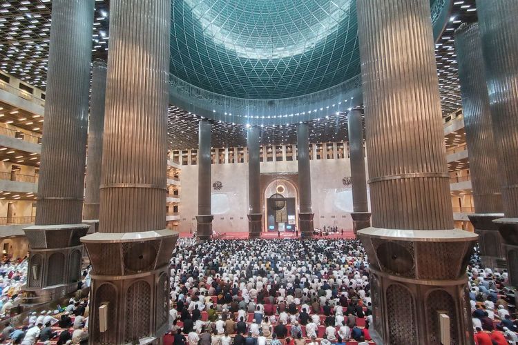 Ruang utama Masjid Istiqlal dipenuhi jamaah shalat Idul Adha 1443 Hijriah, Minggu (10/7/2022). WNI di Australia mengaku pernah mendengar pandangan warga lokal bahwa Indonesia dianggapnya sebagai negara Islam. Padahal bukan, hanya mayoritas penduduknya memang Muslim.