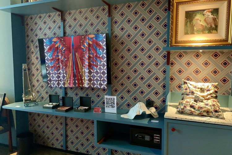 Bibiana Lee, seniman berdarah peranakan Tionghoa membawa koleksi kain (scarf) bermotif batik peranakan buatannya.  Scarf yang menutupi layar televisi kamar hotel ini tidak hanya dilihat begitu saja, tapi juga bisa berubah menjadi gambar bergerak dan tampak hidup. Melalui teknologi AR yang dapat dipindai melalui gawai, Bibiana Lee sukses menampilkan karya tak biasa di dalam kamar hotel ini. 
